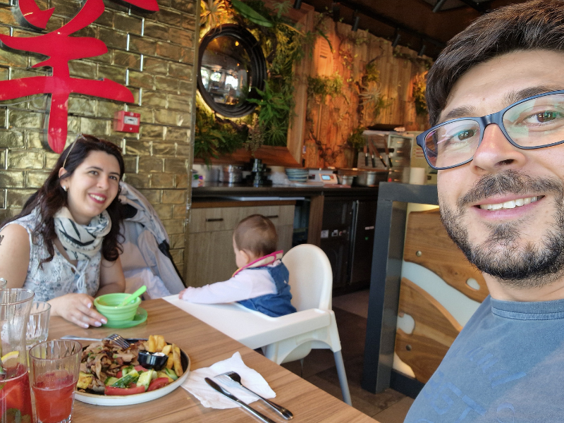 Aurora mangia in viaggio con mamma e papà al ristorante