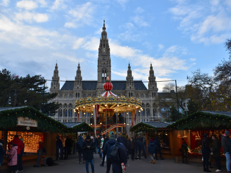 Municipio di Vienna con mercatino