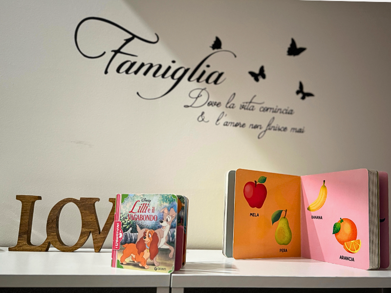 libro illustrato per bambini “Le mie prime parole” appoggiato vicino a una decorazione LOVE