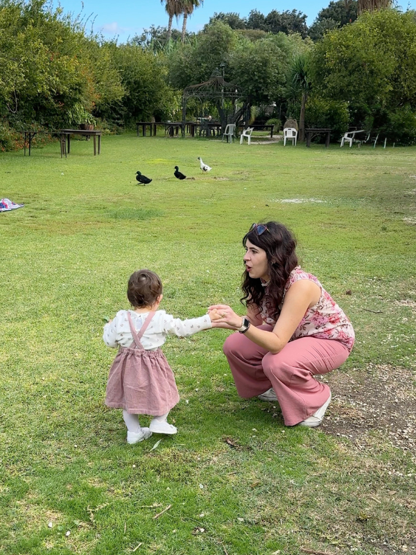 Bambina che guarda le papere all’Angolo del Papiro di Siracusa
