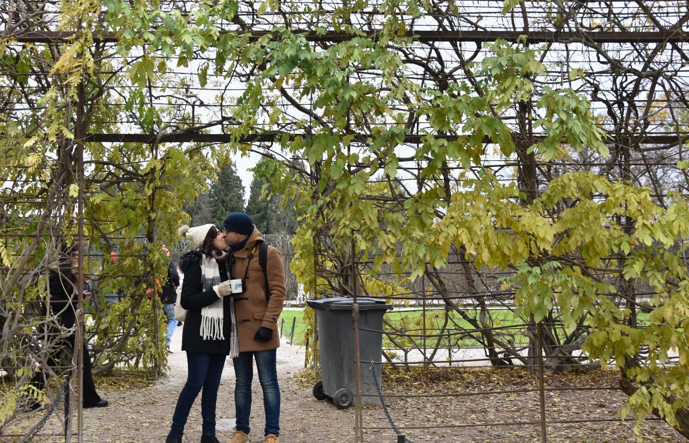 Momento in famiglia nei giardini di Vienna durante il viaggio ai mercatini di Natale