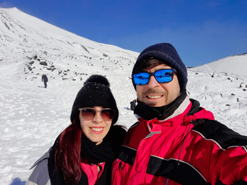 Coppia sulla neve dell’Etna durante una gita invernale