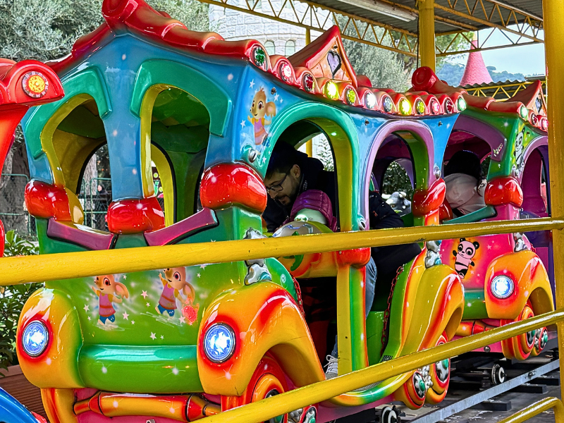 Trenino colorato per bambini a Fasanolandia nello Zoosafari di Fasano