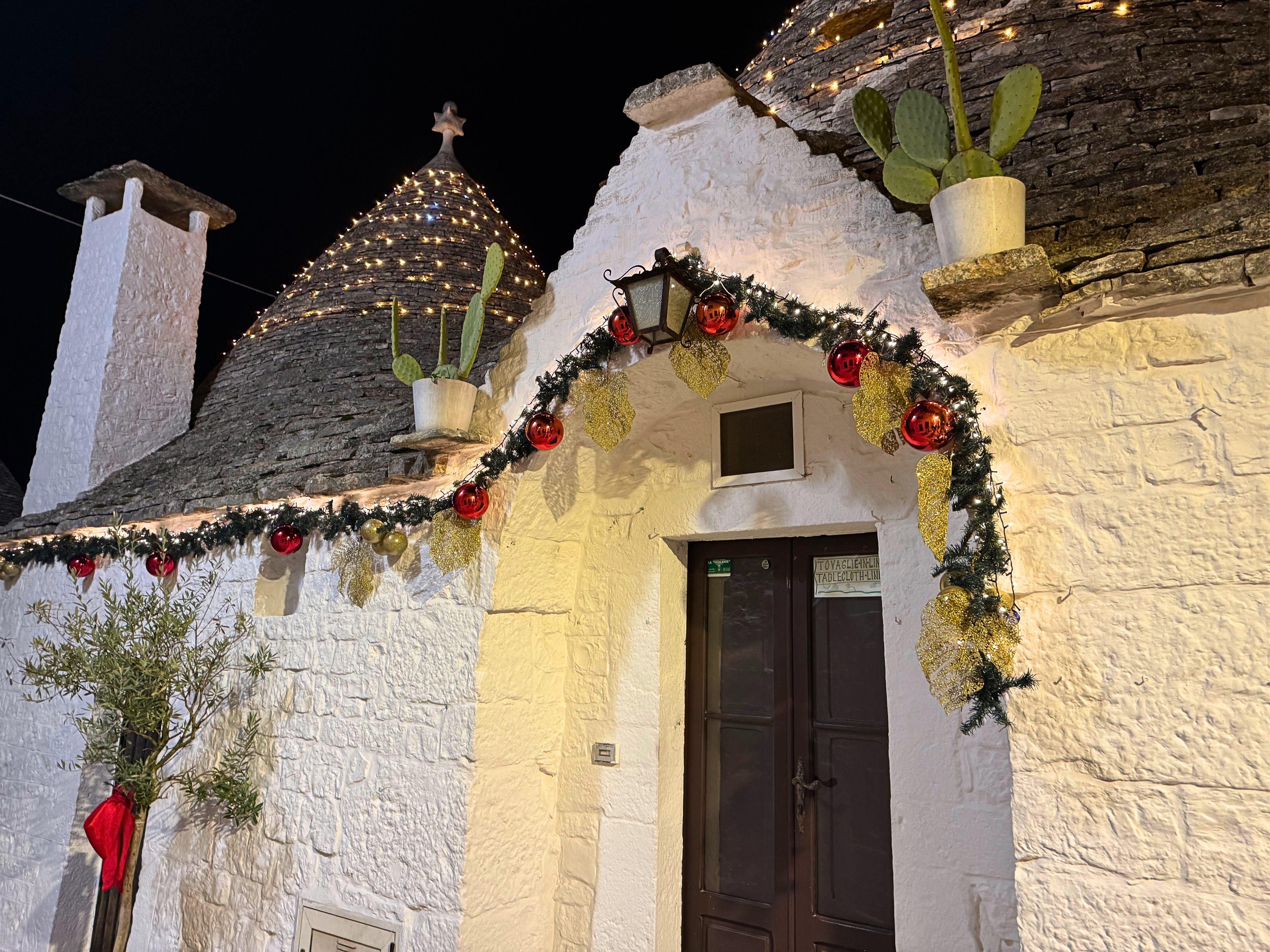 Trulli di Alberobello illuminati a Natale