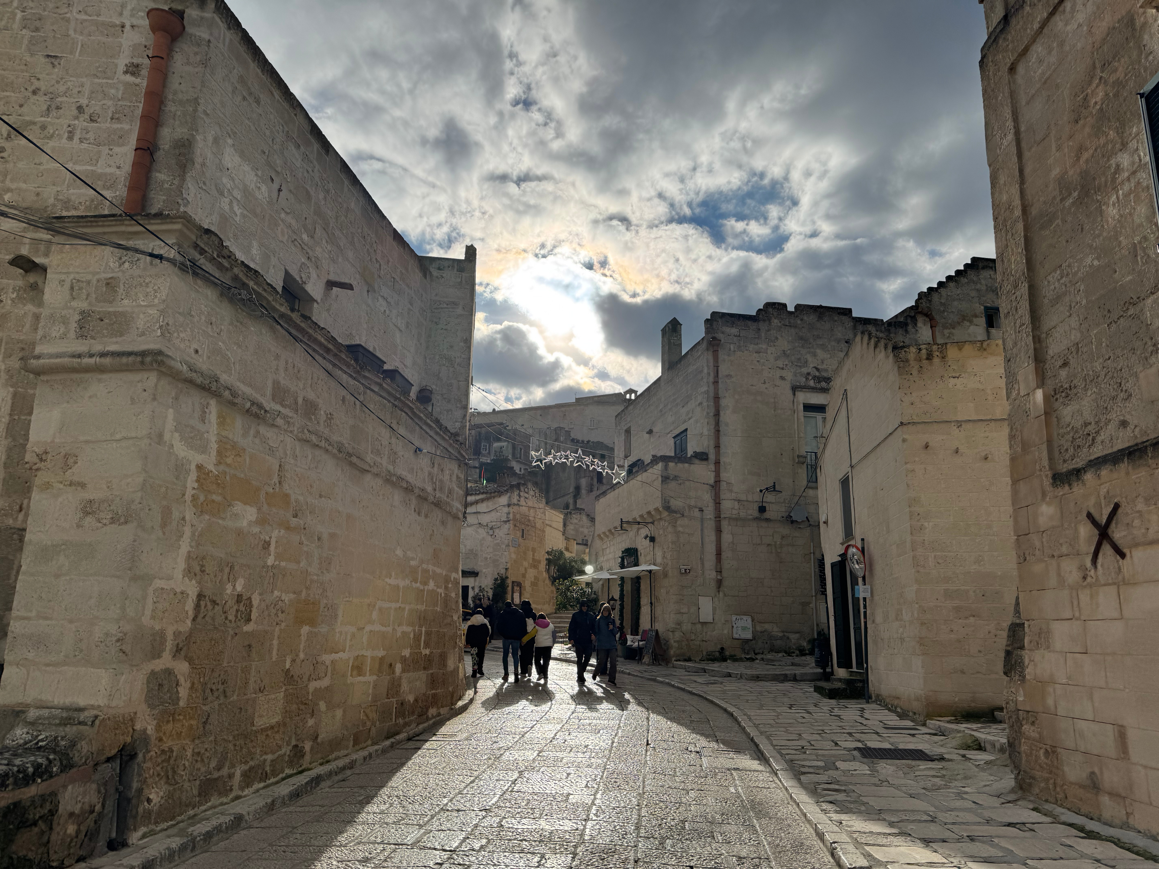 Strada carrabile del Sasso Barisano con passeggino in passeggiata tra i Sassi di Matera