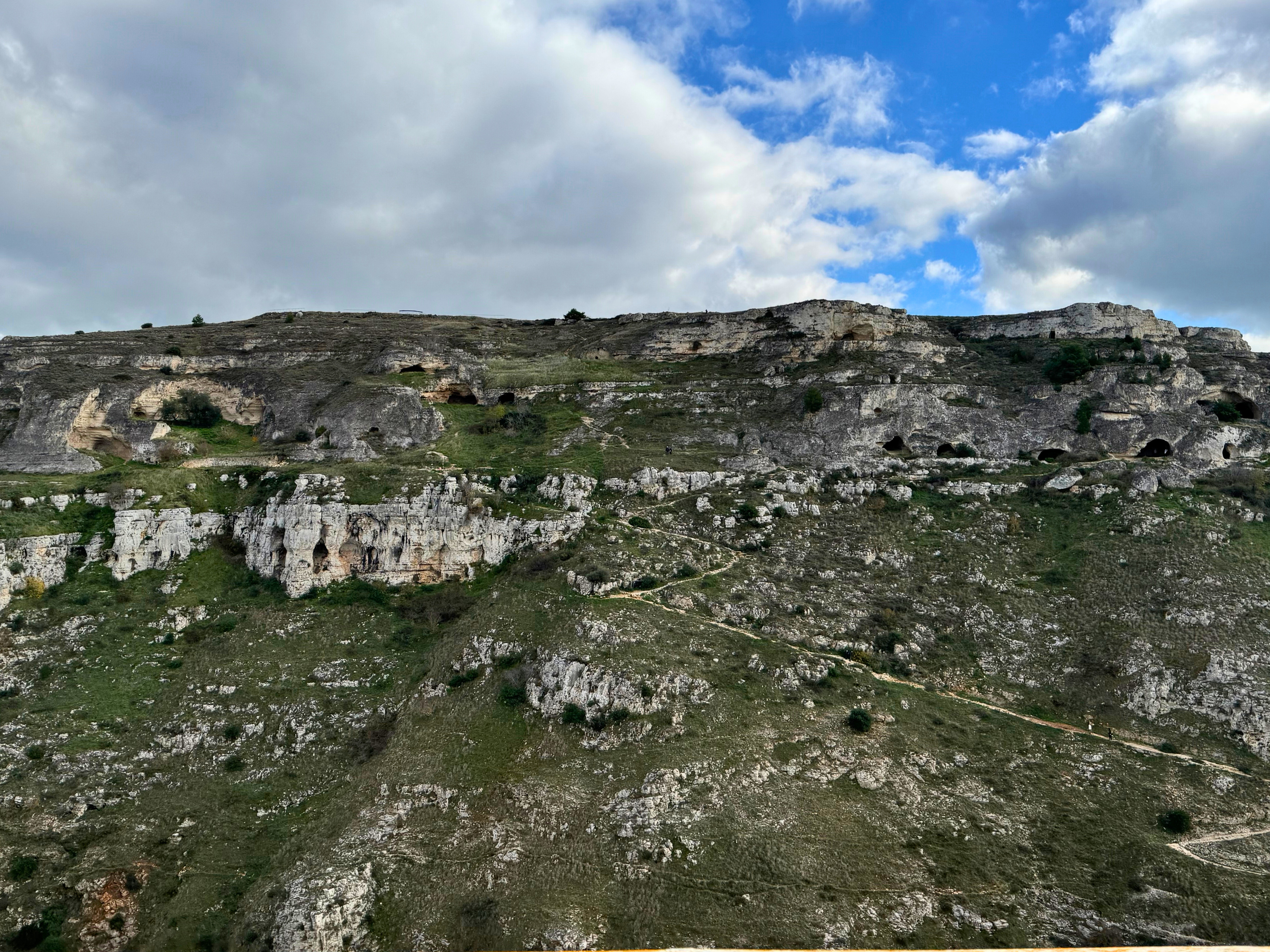 Panorama della Murgia Materana con canyon e vegetazione davanti ai Sassi di Matera.