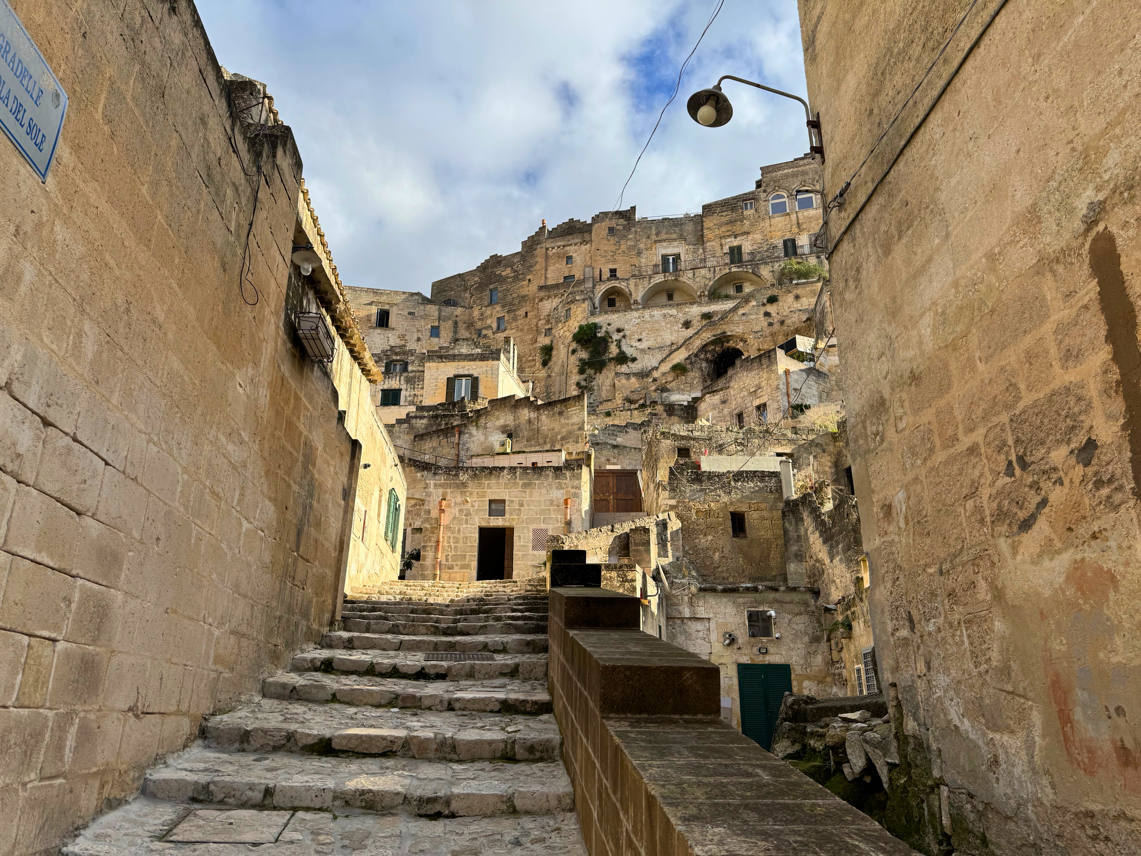 Scala ripida tra i vicoli del Sasso Caveoso a Matera, tipica dei percorsi della città