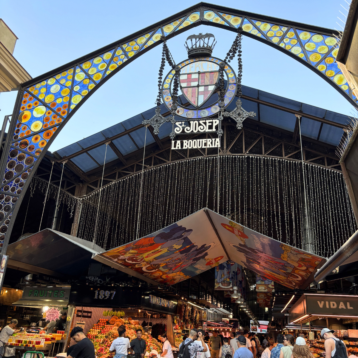 mercato della boqueria barcellona bancarelle di frutta e tapas