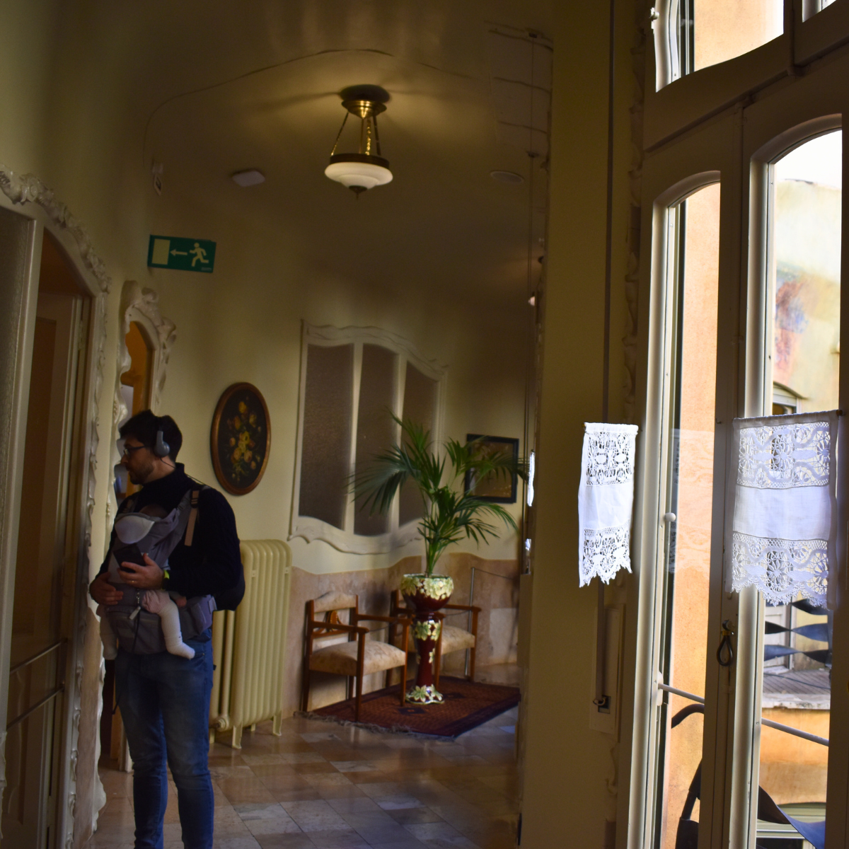 papà con neonato in marsupio visita casa batllo barcellona