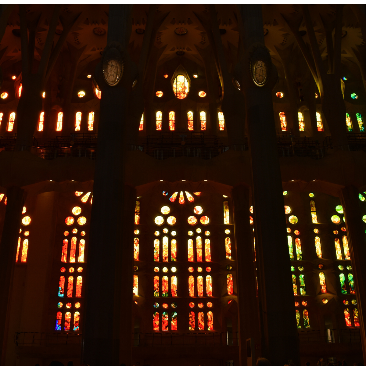 vetrate colorate interno sagrada familia barcellona